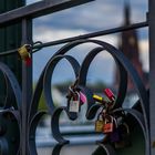 Unscharfe Kirche hinter Gittern, am Liebesschloß