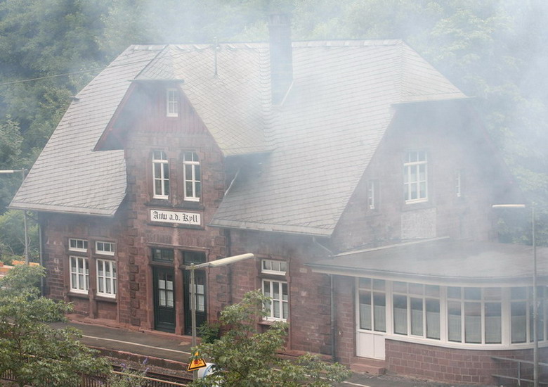 Unser Bahnhof ... aus dem Nebel ...