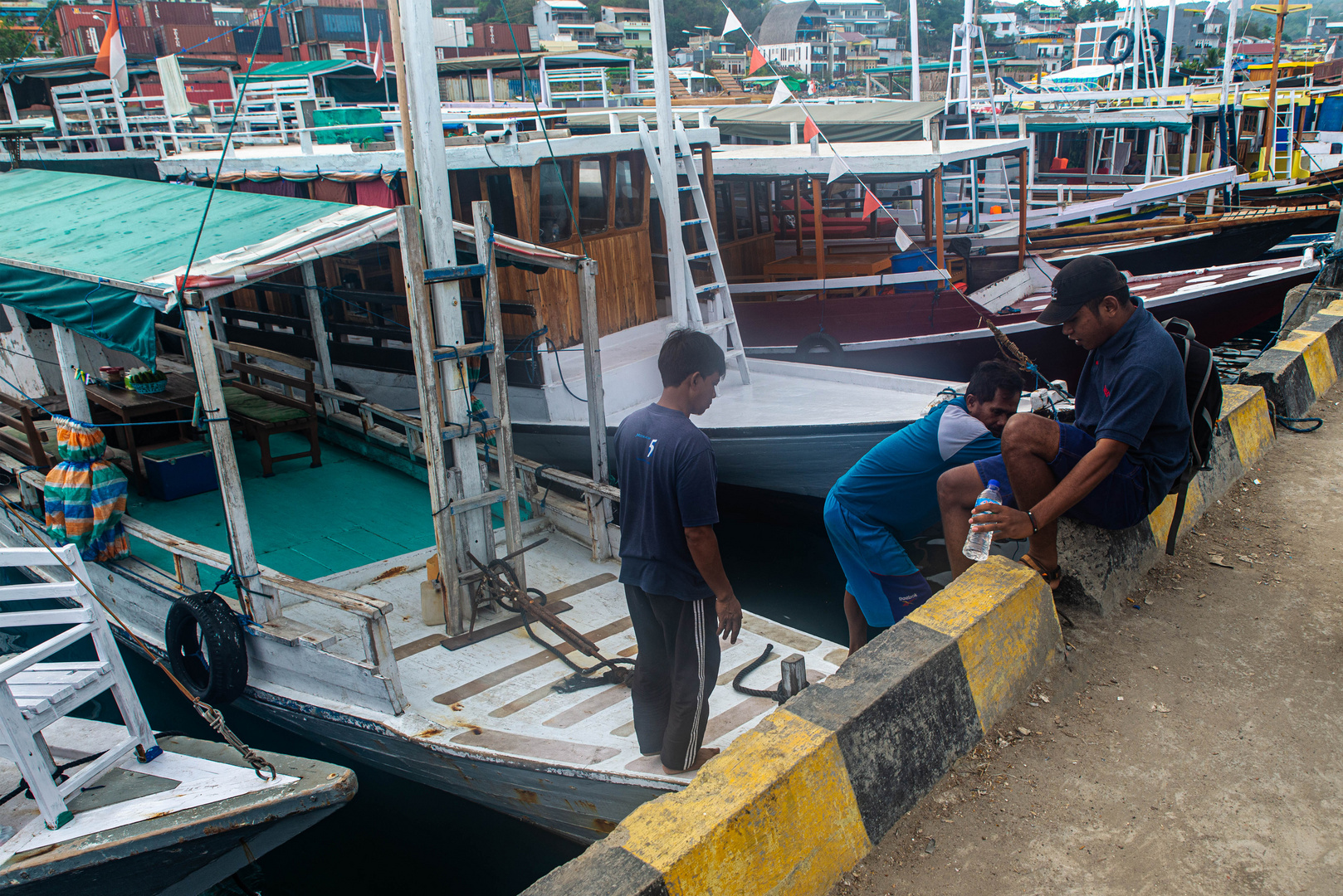 Unser Boot für die Fahrt nach Komodo und Rinca - Die Crew beim Einsteigen