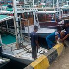 Unser Boot für die Fahrt nach Komodo und Rinca - Die Crew beim Einsteigen