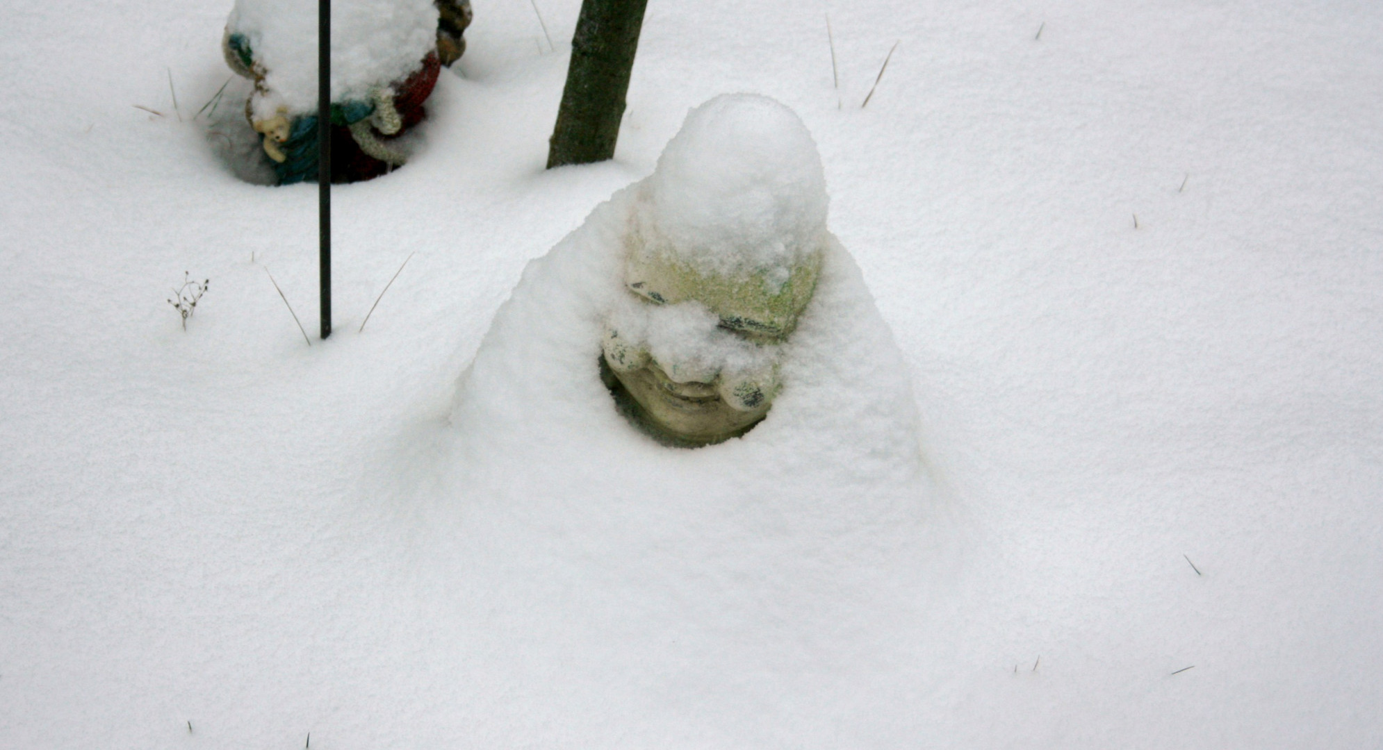 Unser Buddha trägt einen Wintermantel