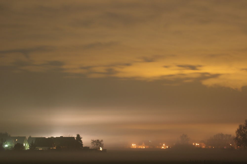 Unser Dorf Hamb/Sonsbeck im Nebel am Abend