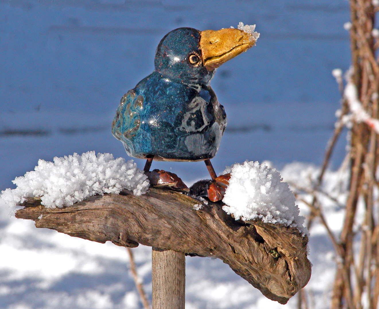 Unser Gartenrabe ist mit allen Wettern gewaschen