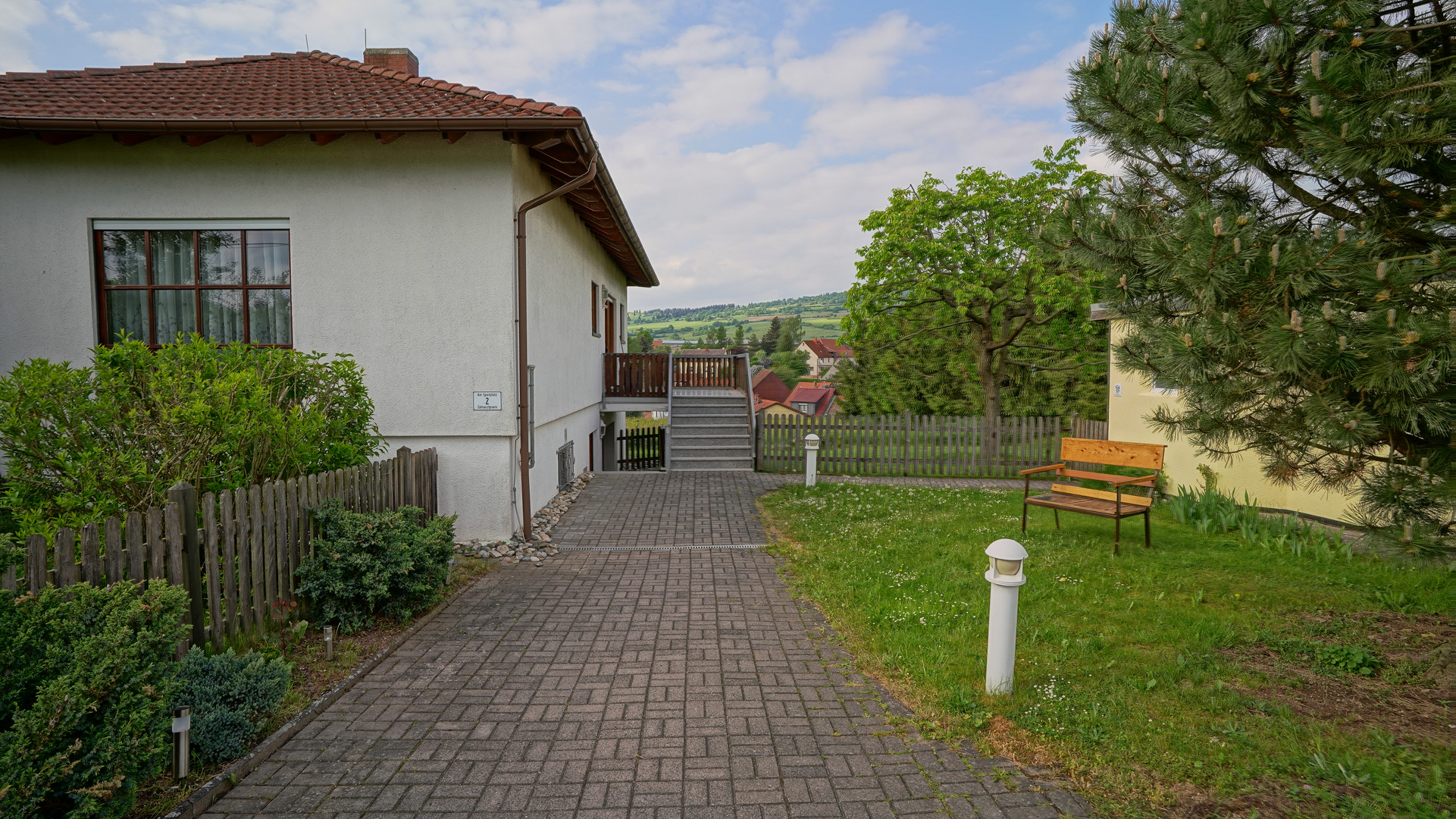 unser Hauseingang (la entrada de nuestra casa)