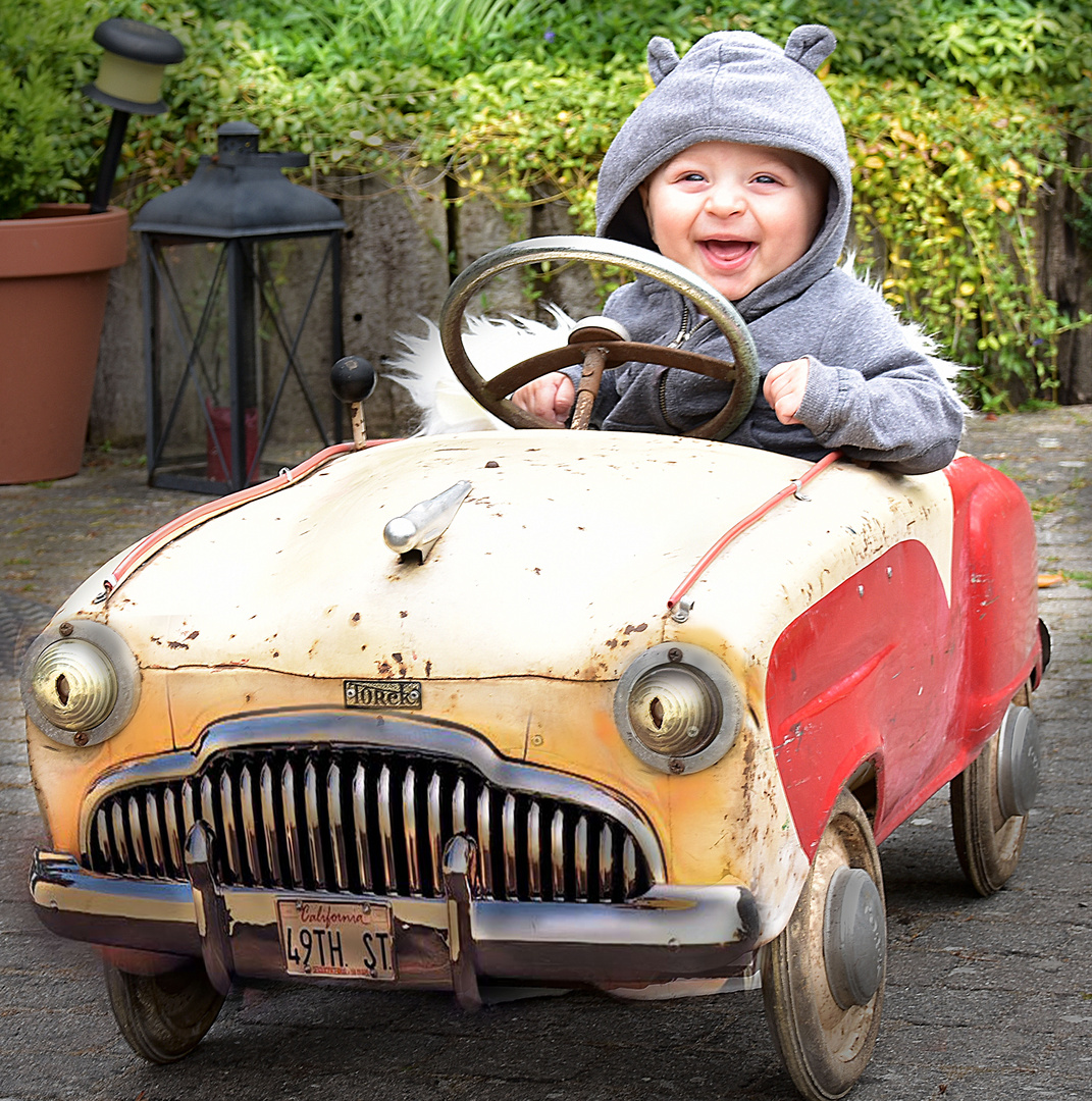 Unser Jüngster mit seinem Oldtimer