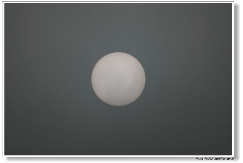 Unser Mittelpunkt durch eine Nebelwand fotografiert