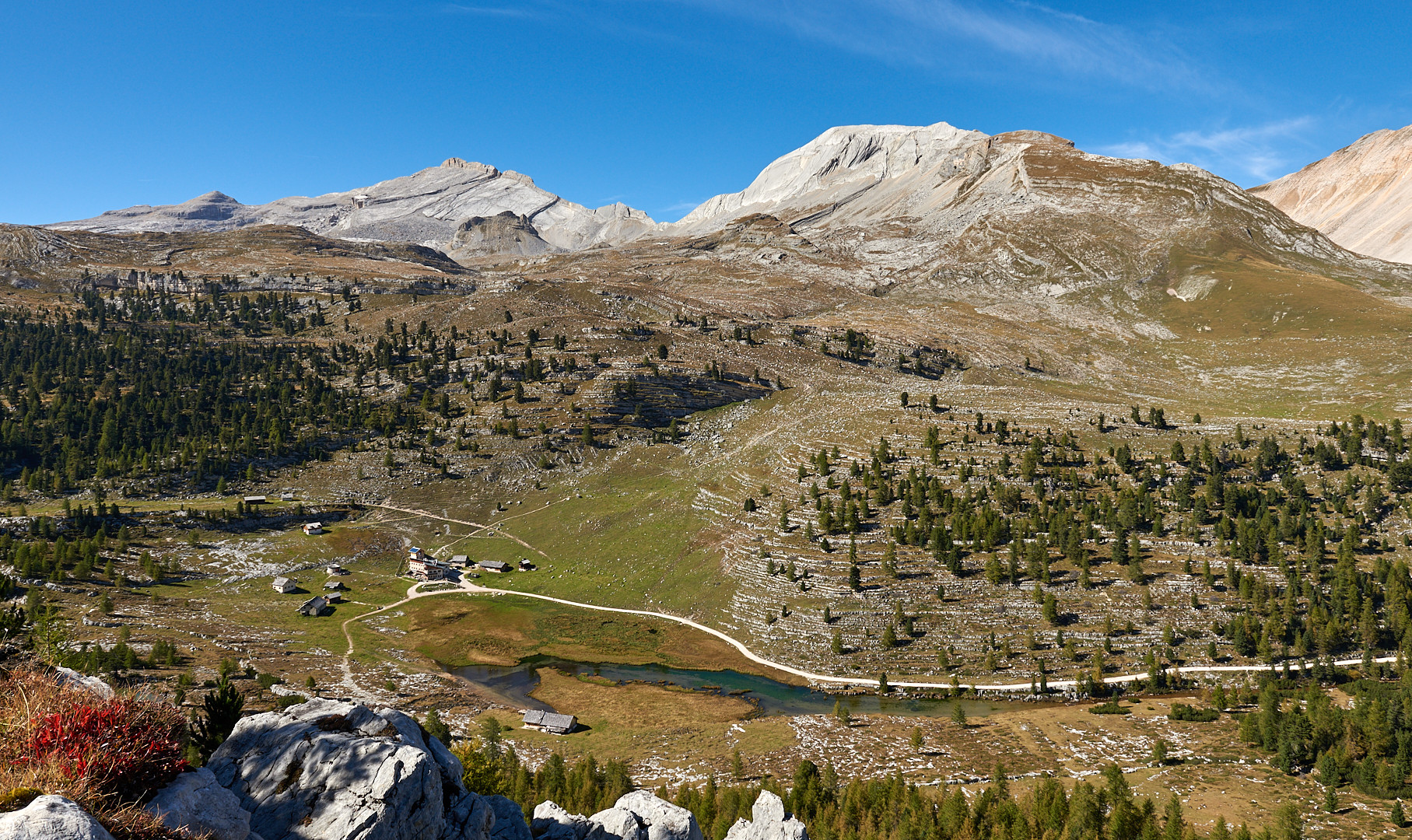 Unser Quatier, die Lavarella-Hütte 2045 m (Foto unten) ist in Sicht, auf der kleinen Fanes Alm... 