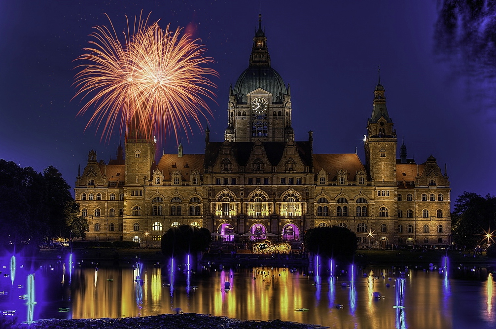 Unser Rathaus in Hannover mit Feuerwerk