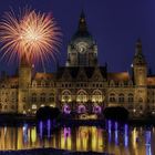 Unser Rathaus in Hannover mit Feuerwerk