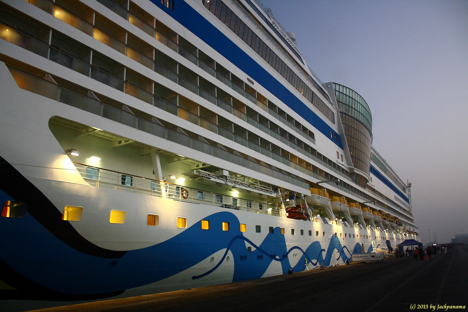 Unser Schiff, die AIDAblu im Hafen von Dubai