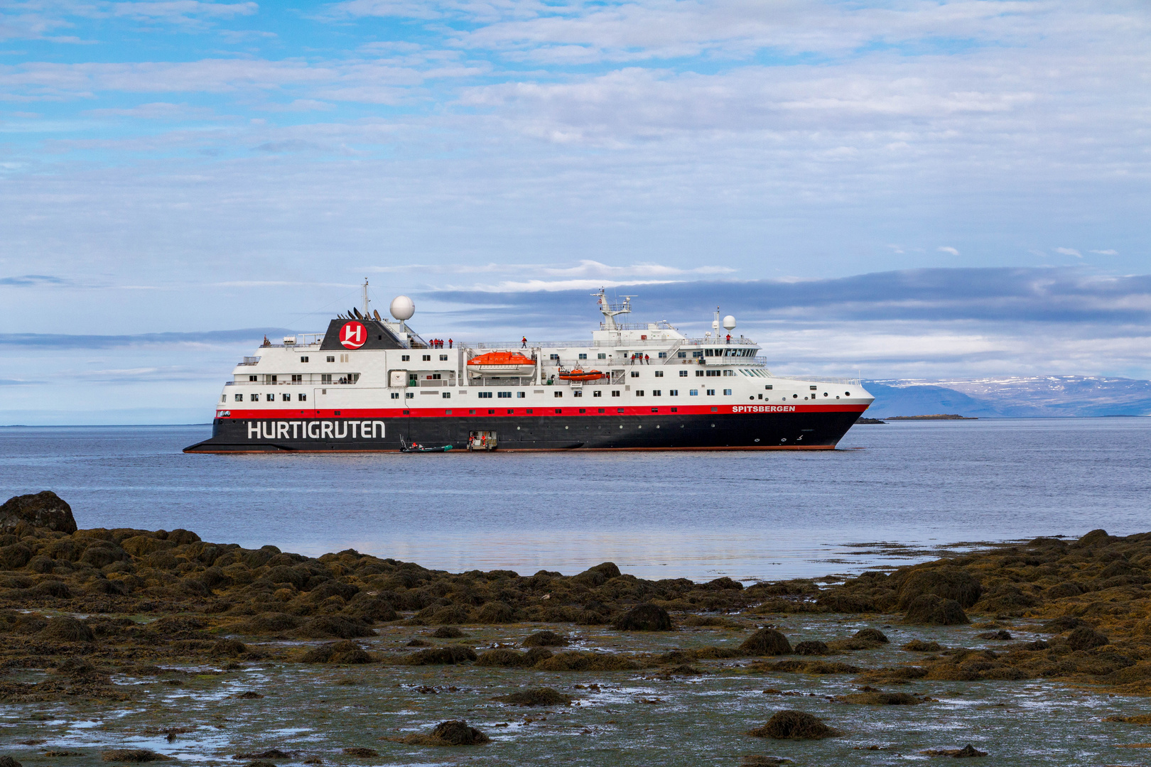 "Unser Schiff", die MS Spitsbergen vor der Insel Flatey