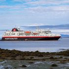 "Unser Schiff", die MS Spitsbergen vor der Insel Flatey