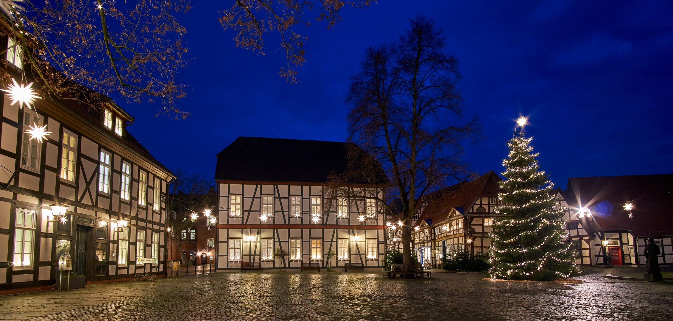 Unser schöner Kirchplatz im Advent