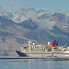 Unser schwimmendes Hotel wartet noch auf die letzten Zodiacs