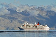 Unser schwimmendes Hotel wartet noch auf die letzten Zodiacs