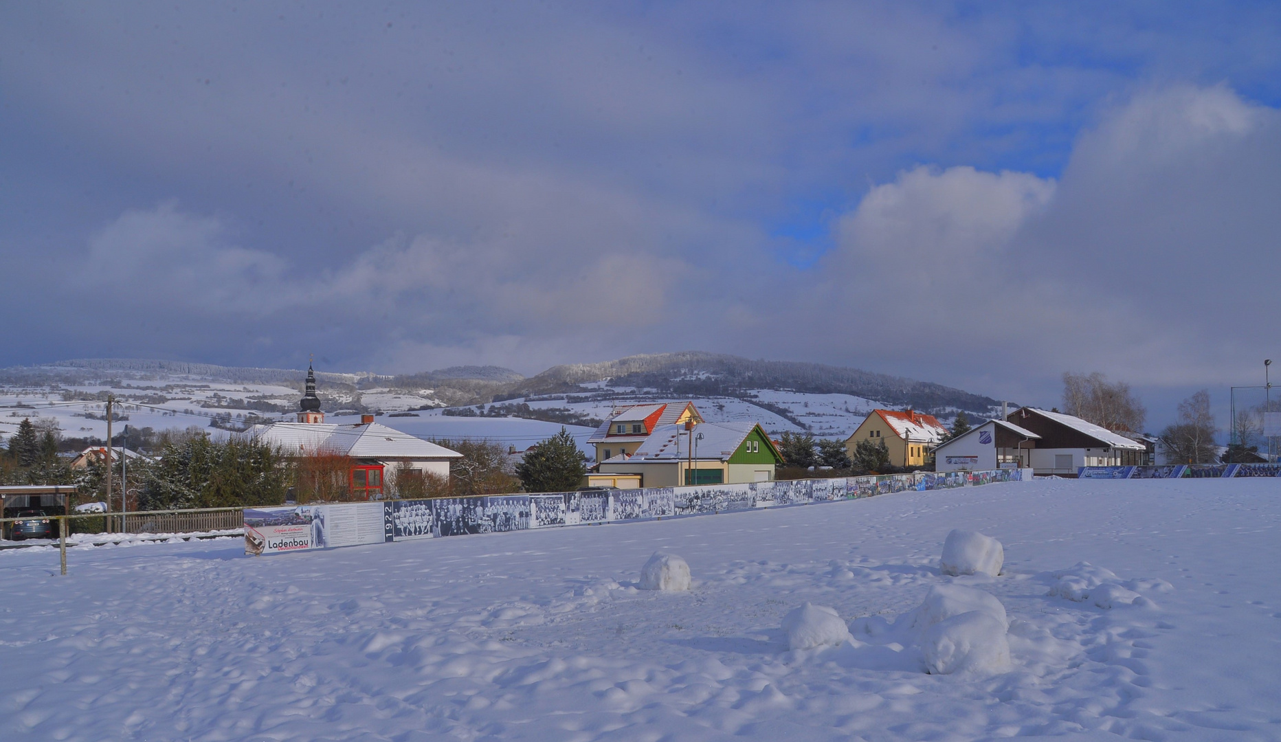 unser Sportplatz (nuestro campo de deportes)