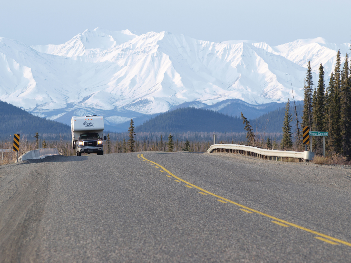 unser TC 10 vor den Wrangell-St. Elias Mountains