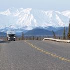 unser TC 10 vor den Wrangell-St. Elias Mountains