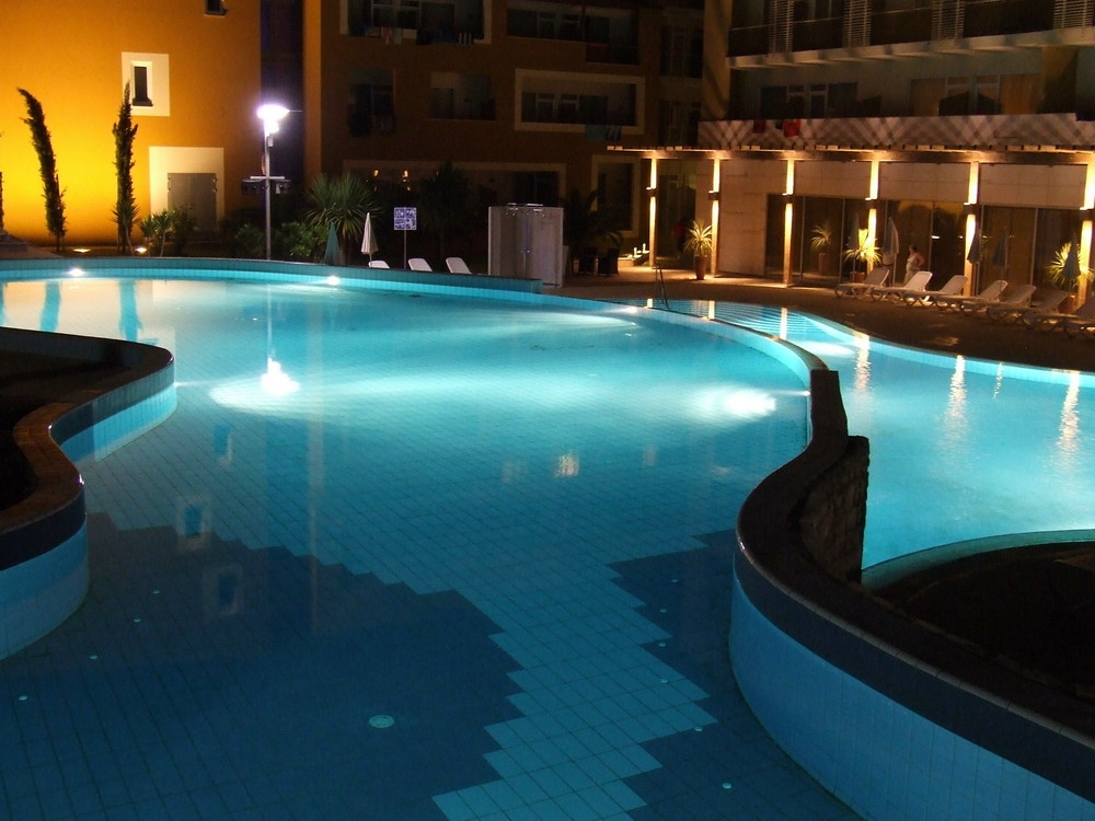 Unser Urlaubs - Hotelpool bei Nacht