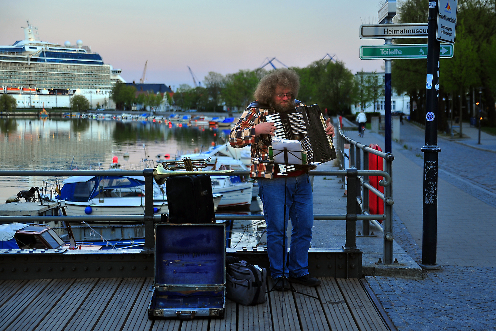 ...unser Warnemünder Brückenmusikus.