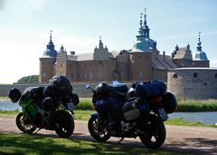Unsere Bikes am Schloß von Kalmar