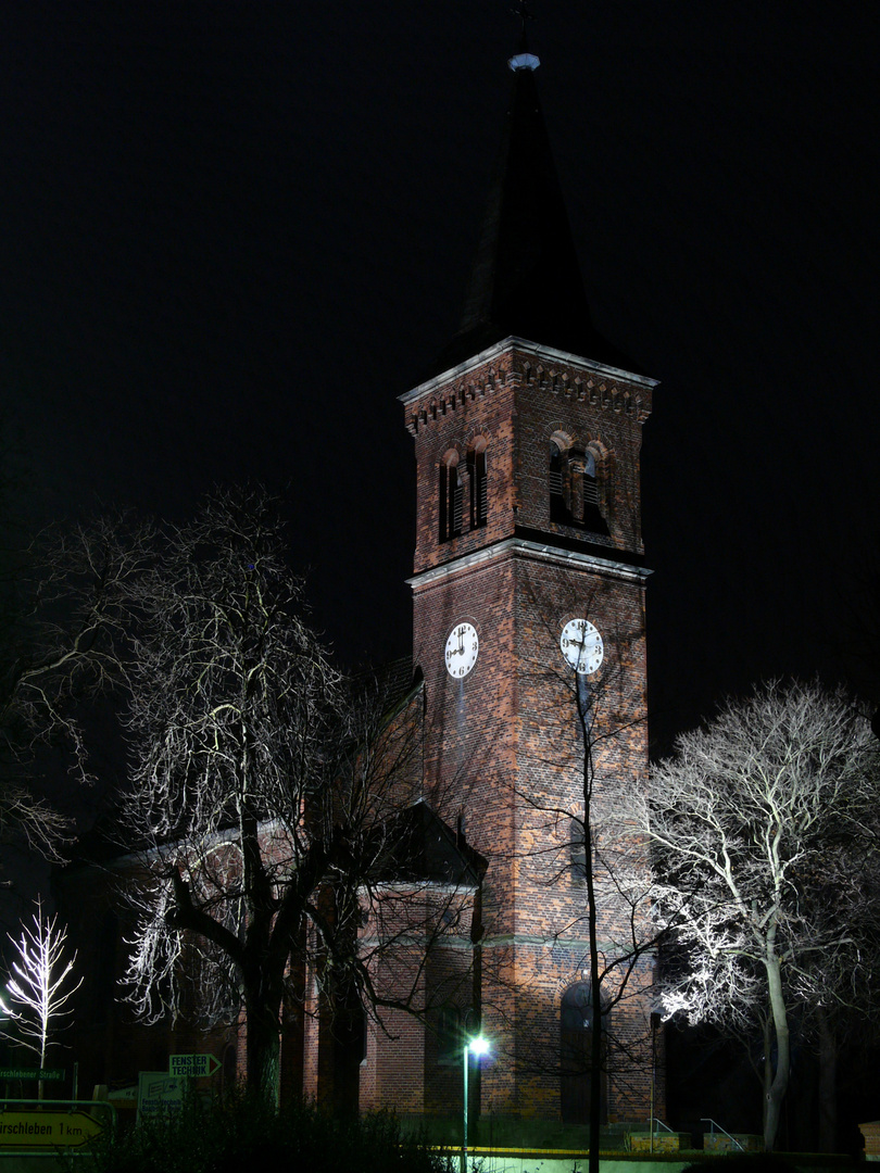 Unsere Dorfkirche, beleuchtet in der Adventsnacht