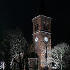 Unsere Dorfkirche, beleuchtet in der Adventsnacht