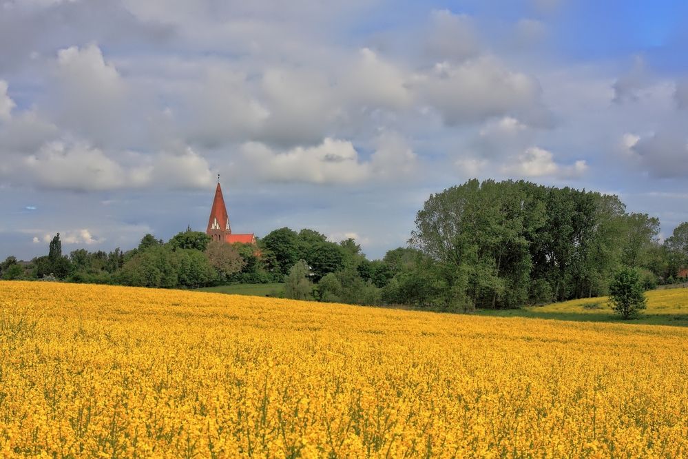 Unsere Dorfkirche im Frühling...