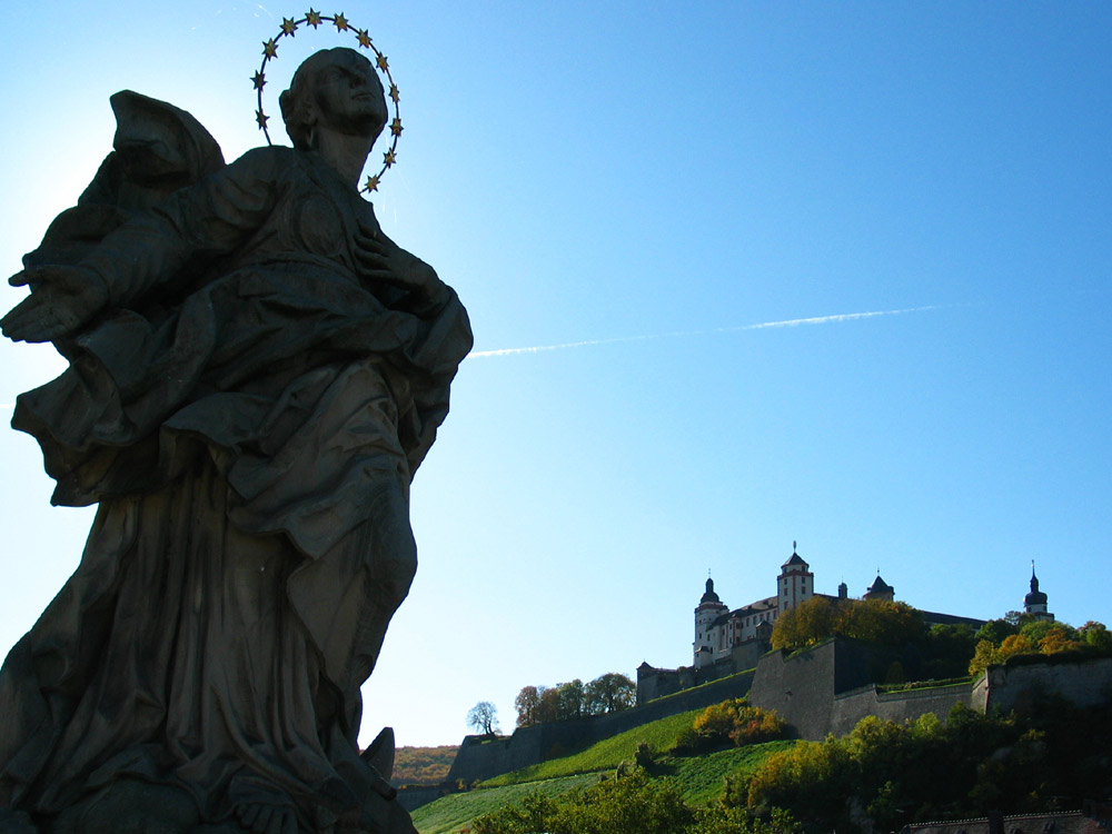 Unsere heilige Jungfrau als "apokalyptisch' Weib" auf der Alten Mainbrücke zu Würzburg