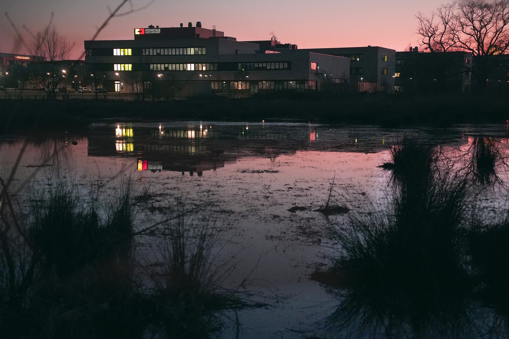 Unsere Hochschule in abendlicher Spiegelung