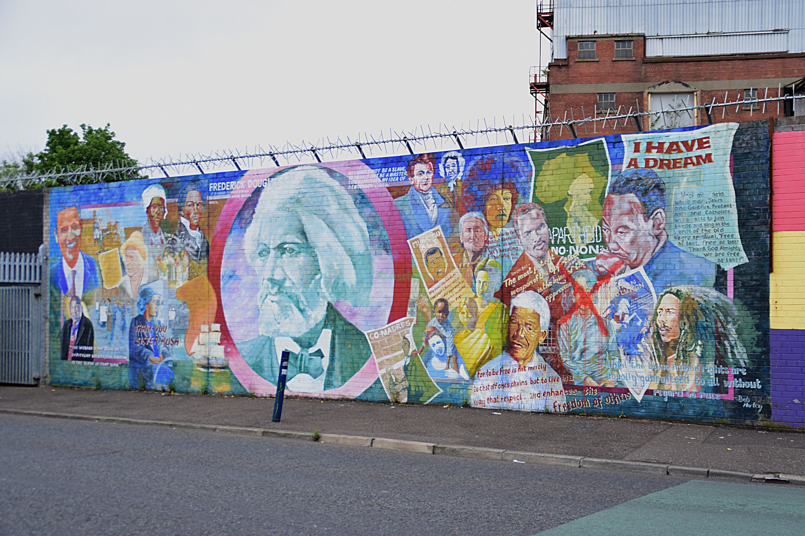 Unsere Irland-Rundreise: Belfast - Grafiti diverser Freiheitskämpfer verschiedener Epochen