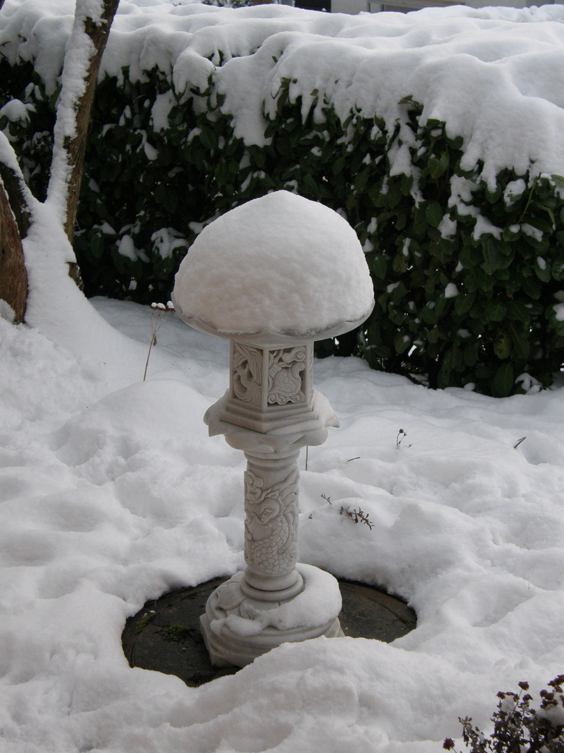 Unsere japanische Laterne unter schwäbischem Schnee