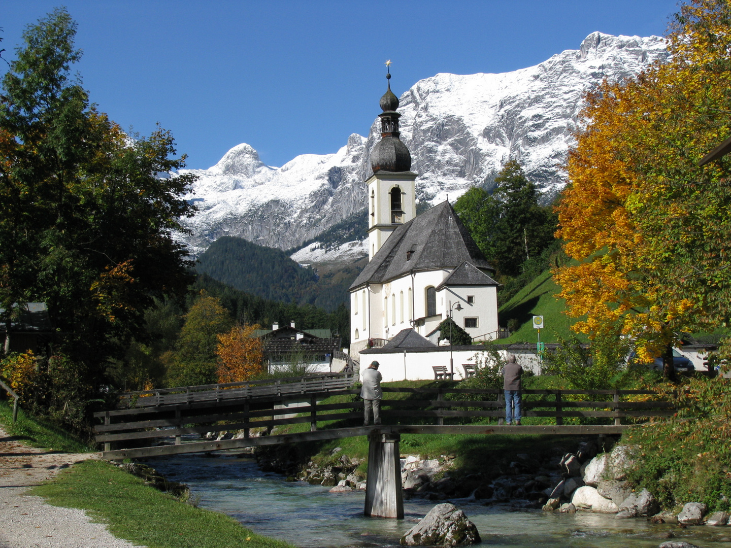 Unsere Kirche im Herbst