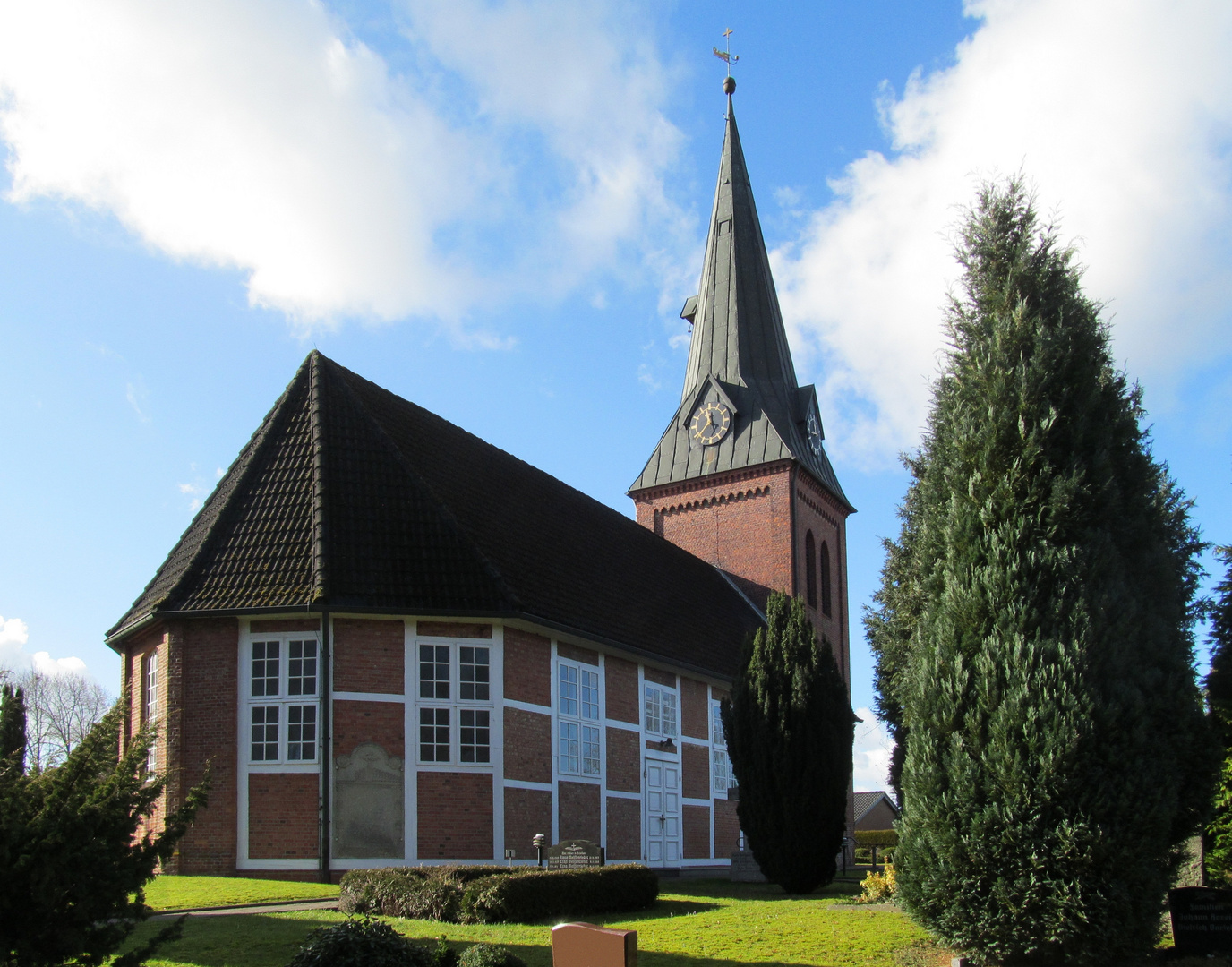 unsere kleine Michaelis Kirche von hinten ...