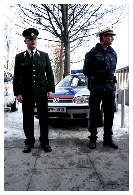 Unsere neuen Uniformen und Autos