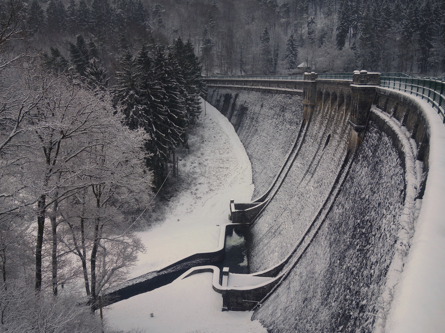 unsere Oestersperrmauer im Schnee