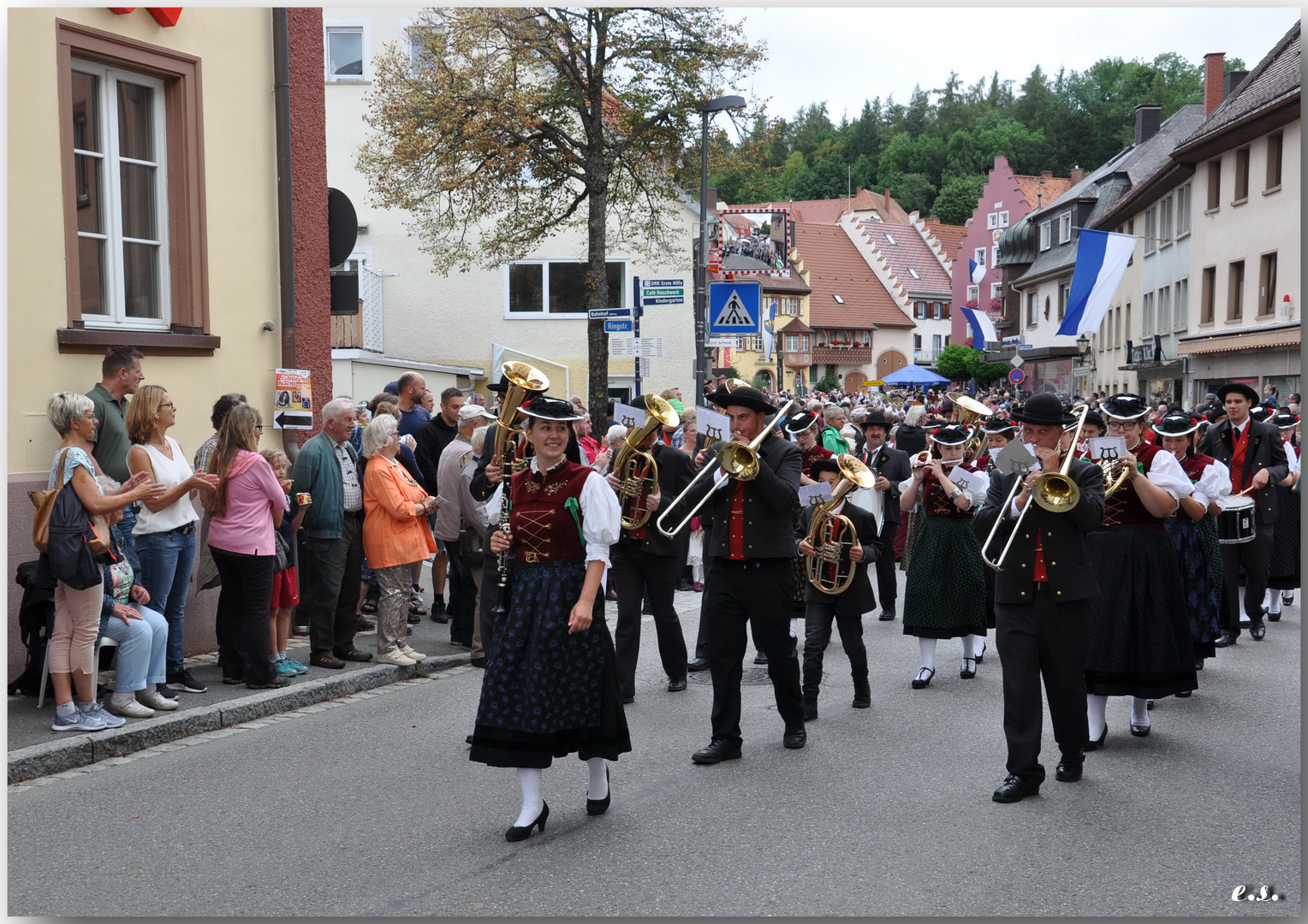 Unsere Trachtenkapelle (mit hübscher Dirigentin)