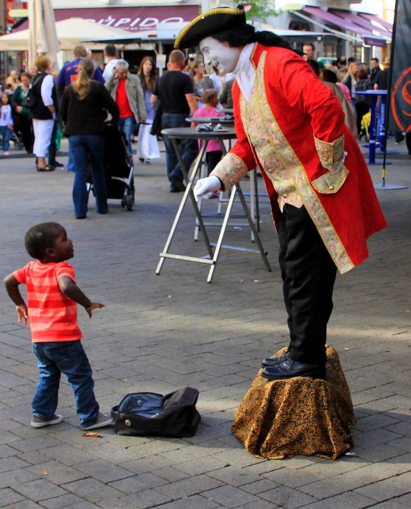 Unsere Welt aus Kinder, Menschen und Straßenpantomime.