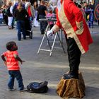 Unsere Welt aus Kinder, Menschen und Straßenpantomime.