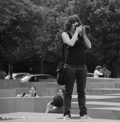 unsichtbarer Mann mit Kamera in der Hand fotografiert Frau mit Kamera in der Hand