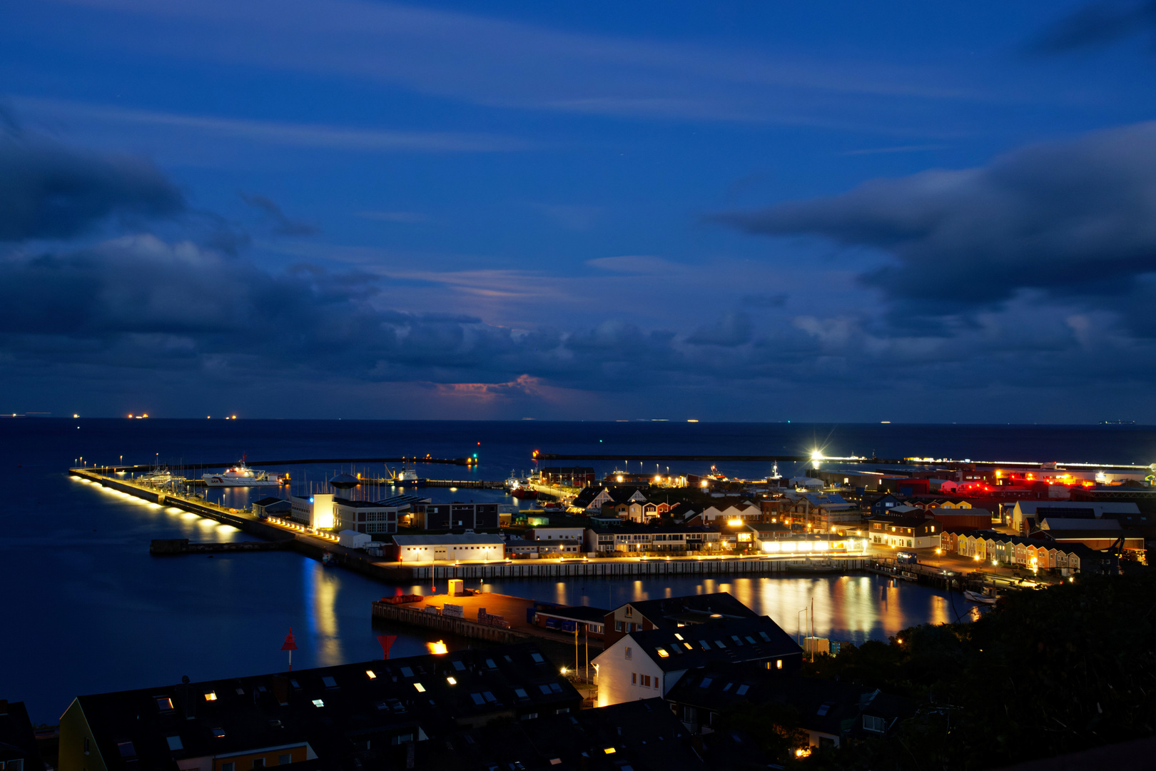 Unsichtbarer Supermond - Helgoländer Hafen bei Nacht