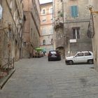 Unspektakuläre schräge Seitengasse Siena's...