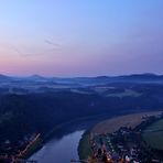 Unten brannten in der Morgendämmerung noch die Lichter