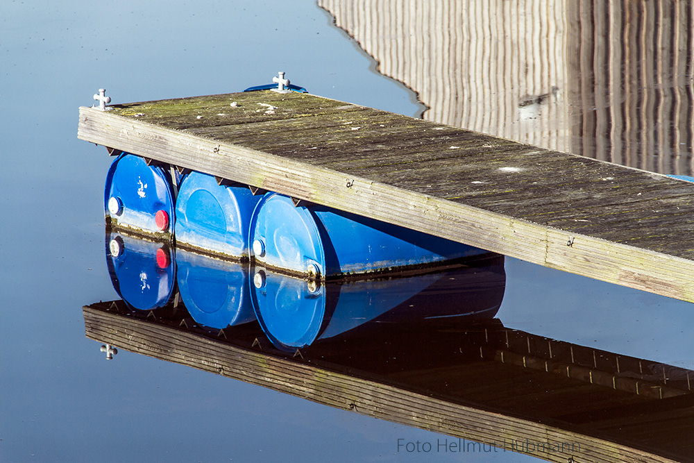 UNTEN, DER BLAUE HIMMEL IM WASSERSPIEGEL