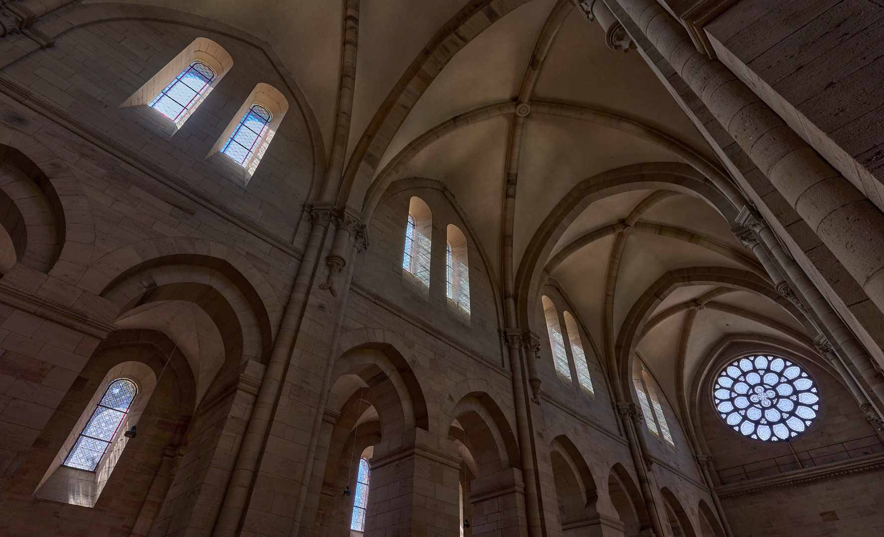 Unten hat man den Durchblick in das Seitenschiff der Abtei und oben durch die Fenster.
