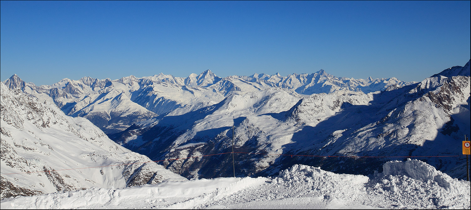 Unten Saas Grund oben, rechts ist Aletschgletcher zu sehen