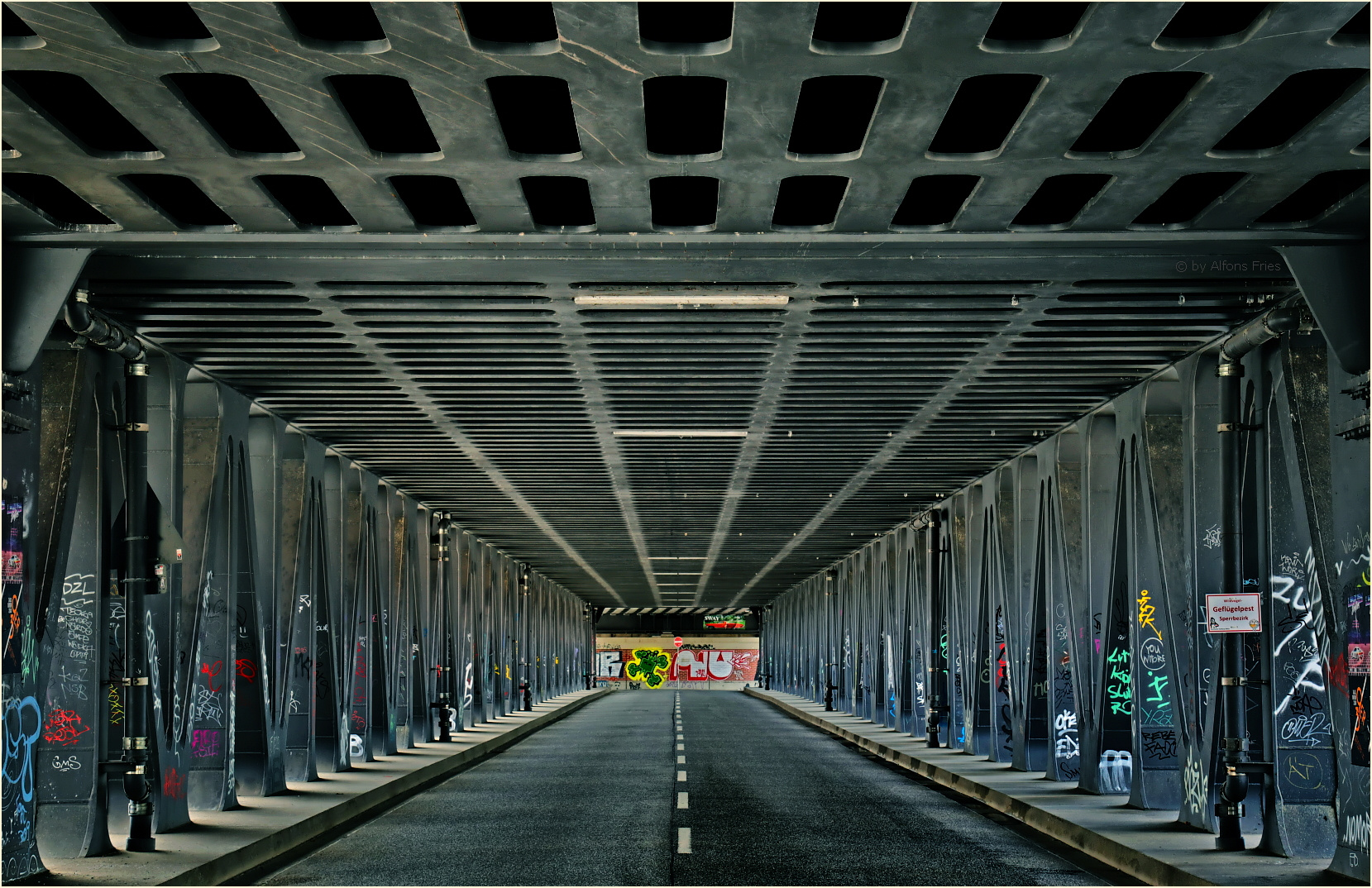 Unten Straße, oben Schiene.