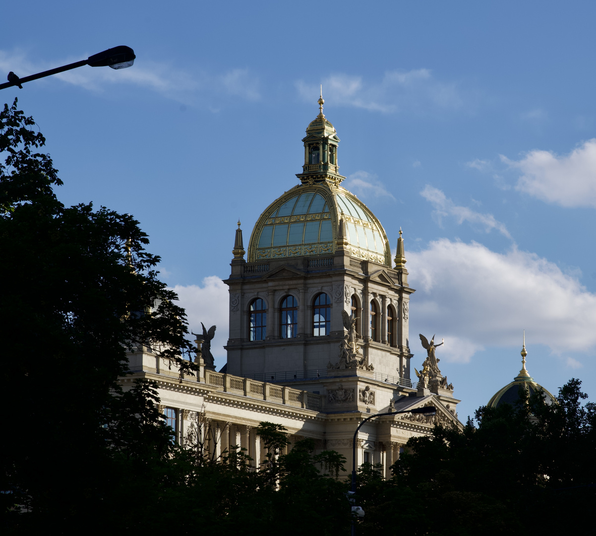 Unter blauem Himmel