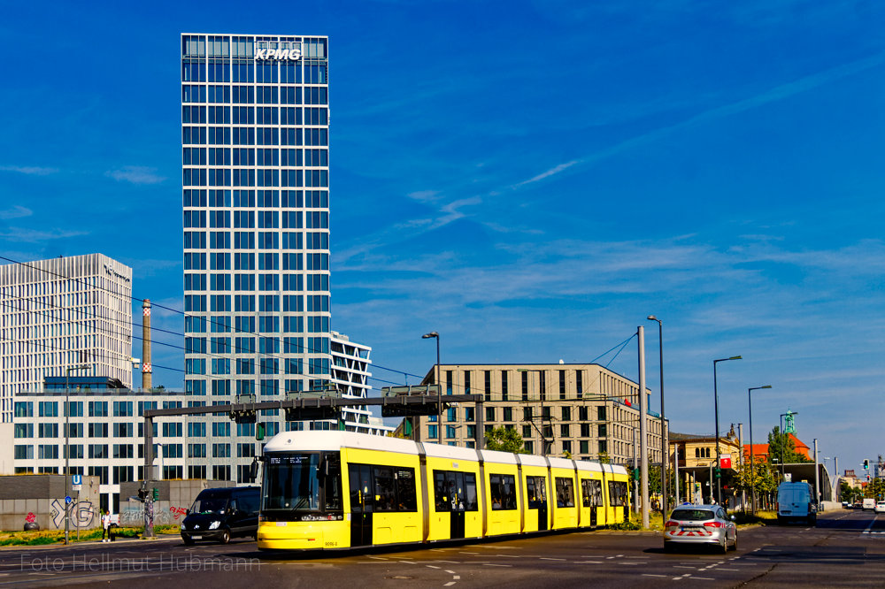 UNTER BLAUEM HIMMEL EINE GELBE TRAM