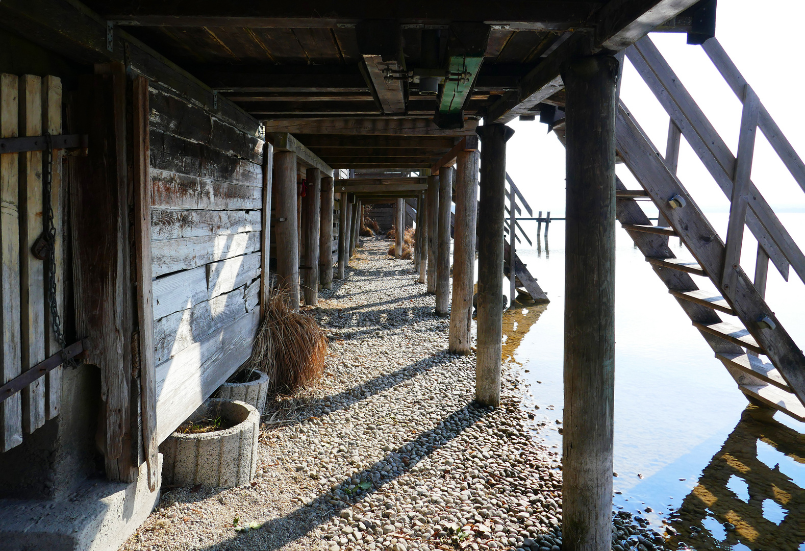 unter Bootshäusern